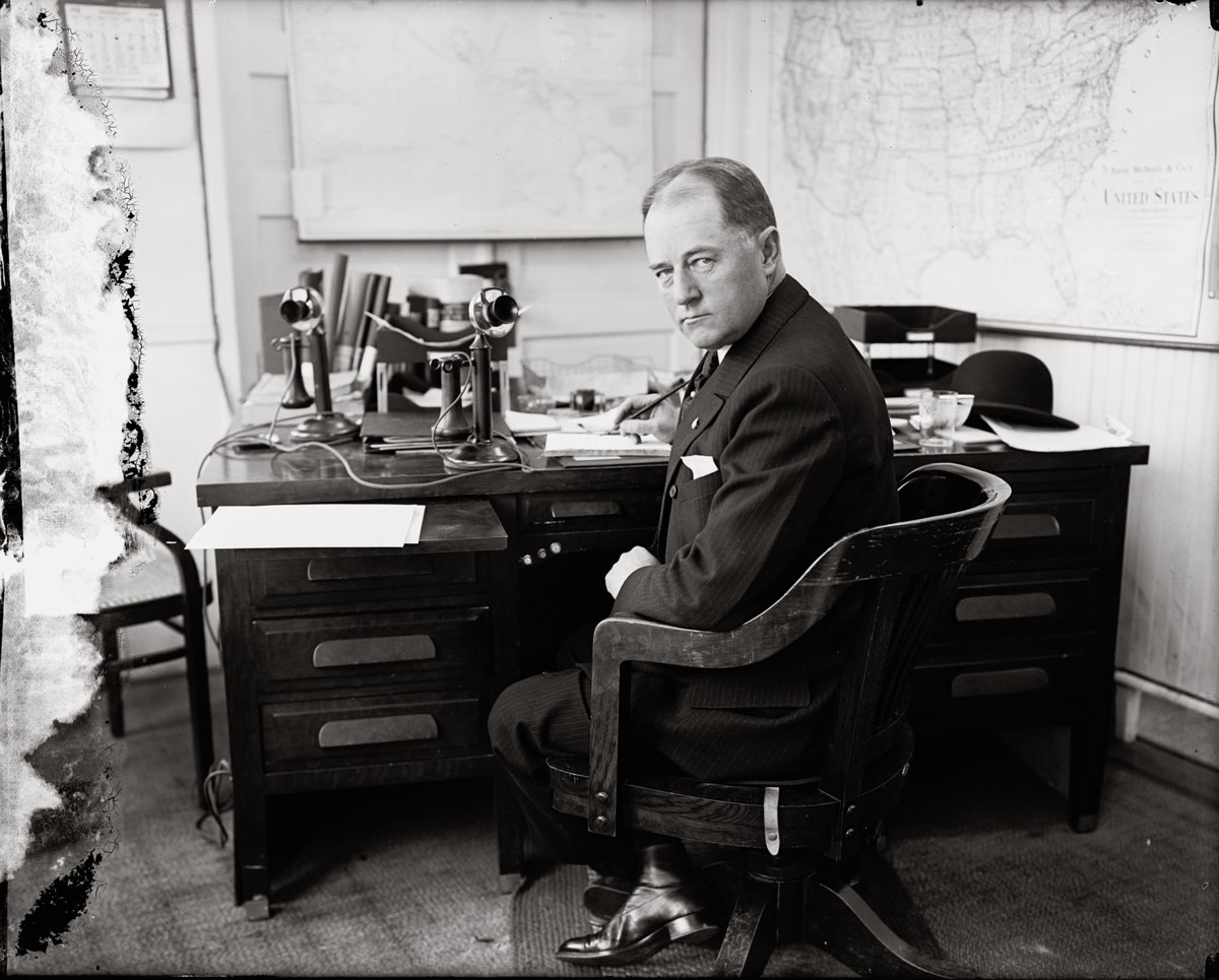 img_05041_Davison_desk_duotone_4c.jpg